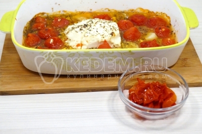 Аккуратно снять с помидоров черри кожицу.