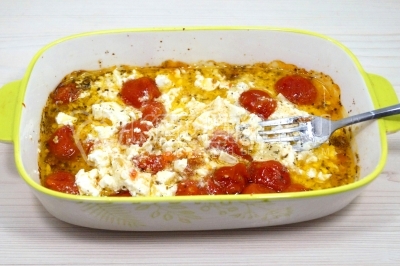 Размять сыр фета вилкой.