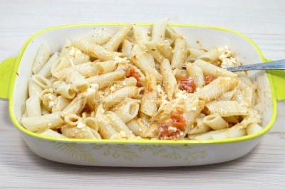 Выложить макароны в форму и перемешать.