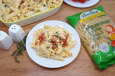 Макароны с сыром фета и помидорами готовы. Можно подавать к столу.