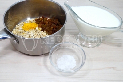 Добавить 400 миллилитров молока и 1 щепотку соли.