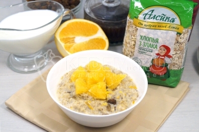 Овсяная каша с апельсином и изюмом готова. Можно подавать к столу.