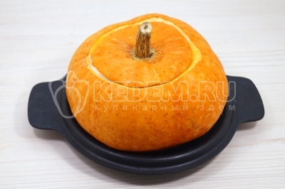 Закрыть крышечкой и установить в форму для запекания.