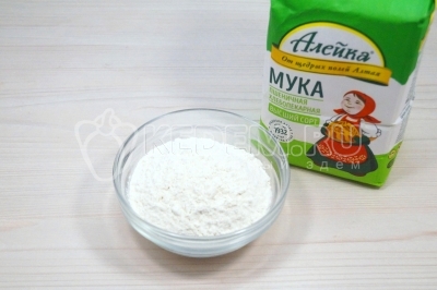 В другую миску отмерить 150 грамм пшеничной муки высшего сорта ТМ «Алейка», от щедрых полей Алтая.