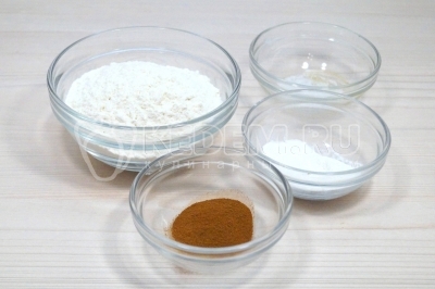 Добавить в муку 1/2 чайной ложки разрыхлителя, 1/4 чайной ложки соли и 1/2 чайной ложки корицы. Хорошо перемешать.