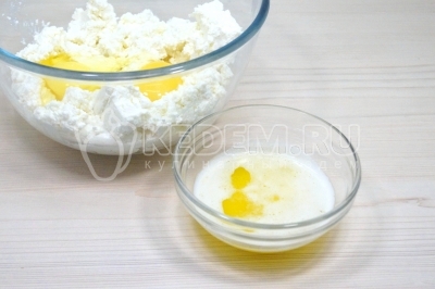 Добавить 100 грамм растопленного сливочного масла.