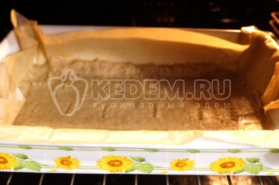 Разогреть духовку до 180 градусов Цельсия. Достать из холодильника основу для ватрушки из теста и запечь в духовке 10-12 минут.