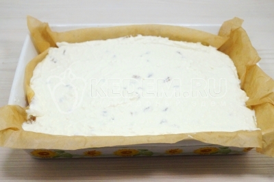 Выложить творожную массу на основу и разровнять.
