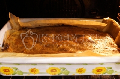 Запекать еще 25-30 минут при 180 градусов Цельсия.