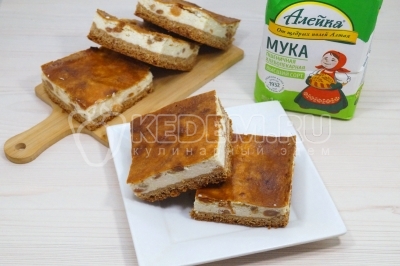 Вынуть ватрушки из духовки, остудить и нарезать квадратами.