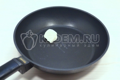 Чтобы приготовить скрэмбл с зеленым луком нужно, на сковороде разогреть 1 чайную ложку сливочного масла на среднем огне.