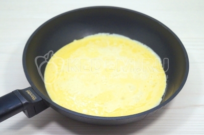 Вылить яичную смесь в сковороду. Готовить 1 минуту.