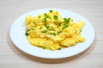 Выложить на тарелки и украсить зеленым луком.