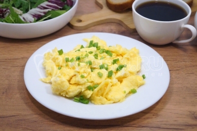 Скрэмбл с зеленым луком на завтрак готов. Можно подавать к столу.