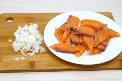 Нарезать небольшими кусочками рыбу. Репчатый лук мелко нашинковать.
