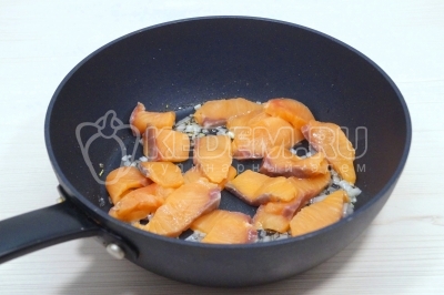 Добавить лосось и готовить, помешивая, еще 2-3 минуты.