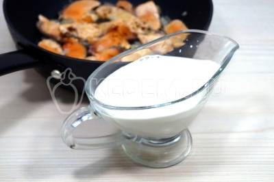 Влить 200 миллилитров сливок.