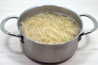 Варить спагетти 8-10 минут до готовности.