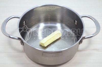 В кастрюле разогреть 2 столовые ложки сливочного масла.