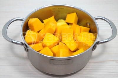 Добавить в кастрюлю картофель и тыкву.