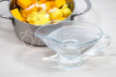 Влить 1 литр воды и готовить на среднем огне 20-25 минут.