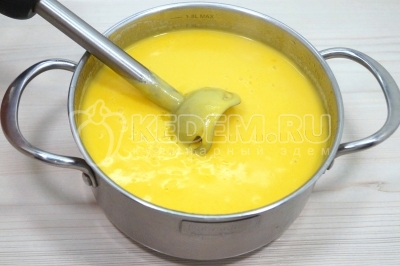 Пюрировать суп блендером.