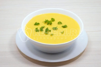 Разлить суп по тарелкам и украсить зеленью петрушки.