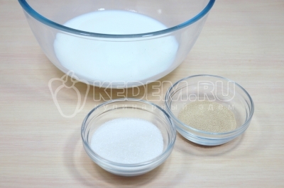 В миске подогреть 250 миллилитров молока. Добавить 7 грамм сухих дрожжей и 2 столовые ложки сахара.