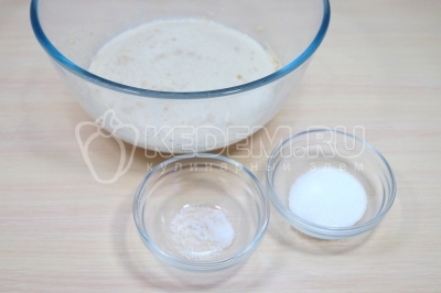 Добавить 1 щепотку соли и 1 чайную ложку ванильного сахара.