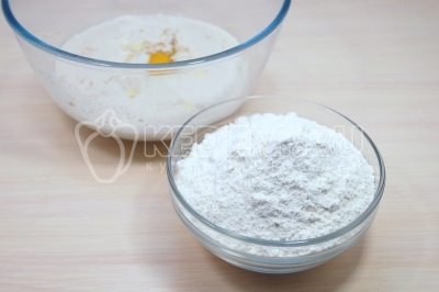 Добавить 450 грамм муки.