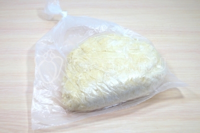 Вы месить тесто в шар и завернуть в пакет.