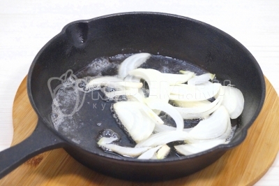 На сковороде разогреть 1 чайную ложку сливочного масла и обжарить лук 2-3 минуты.