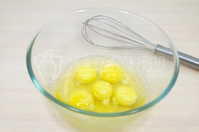 5 яиц взбить в миске при помощи венчика.