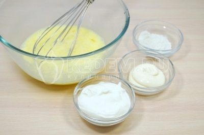 Добавить 3 столовые ложки сметаны, 2 столовые ложки майонеза и 2 столовые ложки муки.