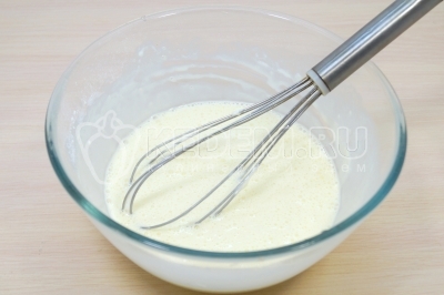 Хорошо перемешать венчиком до однородности, добавить 1 щепотку соли.