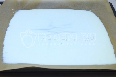 Противень застелить пергаментом и выложить яичную массу.