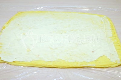 Распределить 3 столовые ложки плавленого сыра.