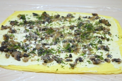 Выложить грибы с луком и посыпать мелко нашинкованным укропом.