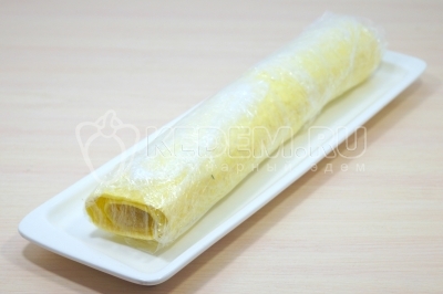 Завернуть рулет в туже пленку и убрать в холодильник на 2 часа.