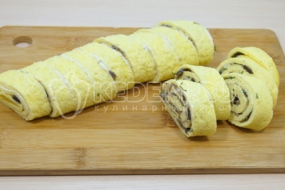 Вынуть из холодильника. Разрезать на части.