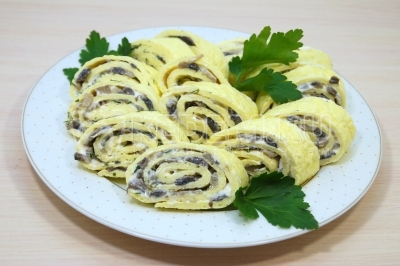 Выложить на блюдо. Украсить зеленью петрушки.