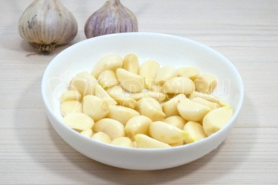 Чтобы приготовить чесночную пасту, нужно очистить 3-4 головки чеснока. Очищенный чеснок взвесить, должно получиться примерно 150-200 грамм.