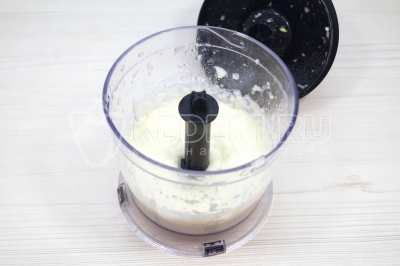 Перебить чесночную массу в пюре.