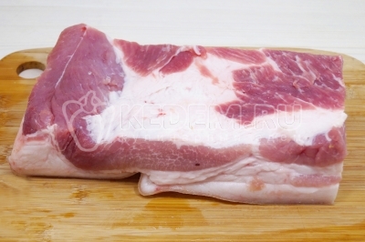 1 кг свиного сала хорошо промыть. Зачистить кожу острым ножом. Хорошо обсушить.