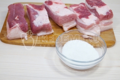 На 1 кг сала отмерить 4 столовые ложки соли.