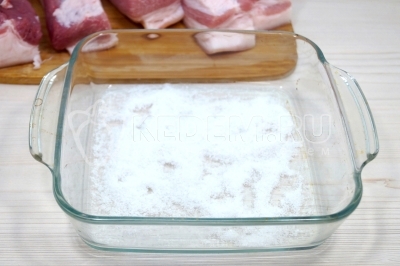 1 ложку соли распределить по дну формы или контейнера.