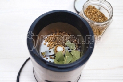 В измельчителе или ступке смешать 1/4 чайной ложки кориандра, 2 лавровых листа, 1 щепотку зиры. Добавить 5-7 горошин душистого перца.