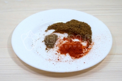 На плоском блюде смешать перемолотые специи, добавить 1/4 чайной ложки копченой паприки или острого красного перца, для тех, кто любит поострее, и 1/4 чайной ложки черного молотого перца.