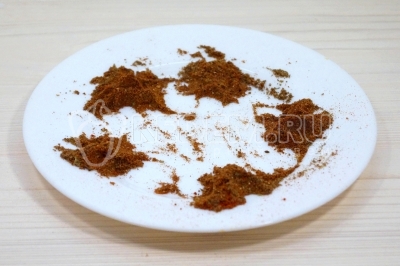 Перемешать специи и для удобства разделить на части по количеству кусочков сала.