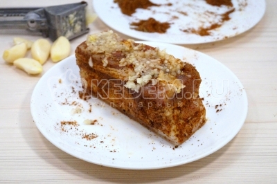 Измельчить по паре зубчиков чеснока на каждый кусочек сала с верху.